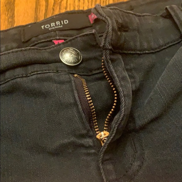 Shorts - Picture 3 of 5